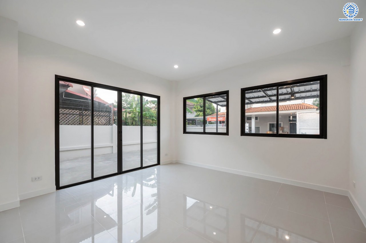 บ้านมือสองตกแต่งใหม่ โครงการ ชัยพัฒน์ เพิ่มสิน บ้านเดี่ยวหลังใหญ่ เนื้อที่ 63.8 ตร.ว. ฟังก์ชัน 3 ห้องนอน 2 ห้องน้ำ พร้อมห้องอเนกประสงค์ชั้นล่าง 1 ห้อง จอดรถได้ 1 คัน บนทำเลเดินทางสะดวก เชื่อมต่อถ.สายไหม, ถ.พหลโยธิน ใกล้สนามบินดอนเมือง และ ใกล้จุดขึ้นทางด่วน"ฉลองรัช"...